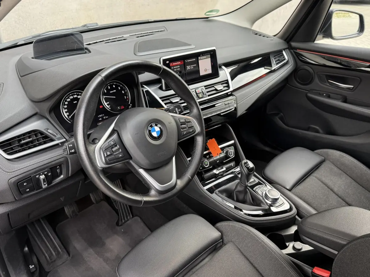 216i 7persoons Business Edition | Trekhaak | Head-UP | Cruise control | DAB+ | Elektr. Kofferklep |