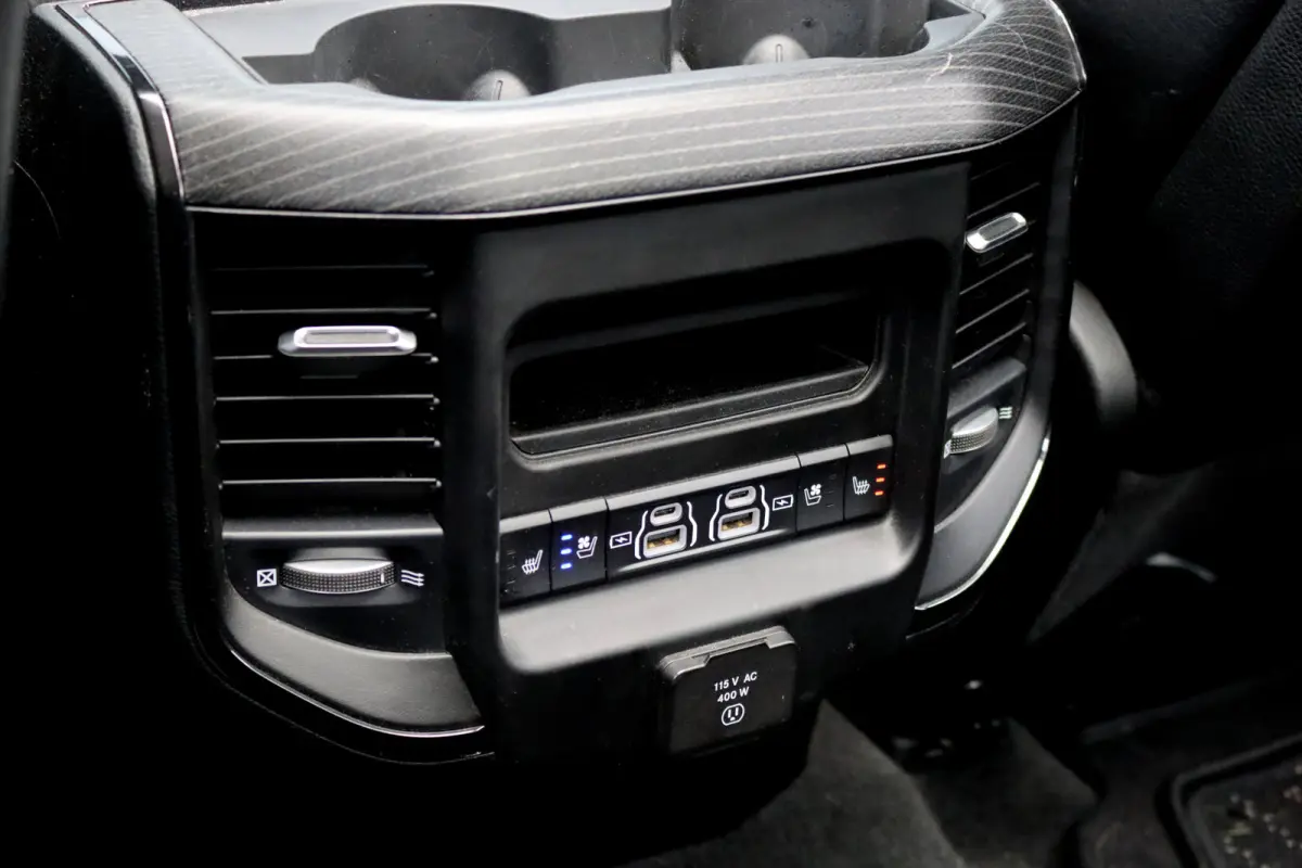 1500 5.7 V8 4x4 Crew Cab Limited | Prins-LPG | Luchtvering | Stoelventilatie V+A | Trekhaak | Panoramadak | ACC | Android Auto/Apple Carplay | HUD | Harman&Kardon | Surround Camera |