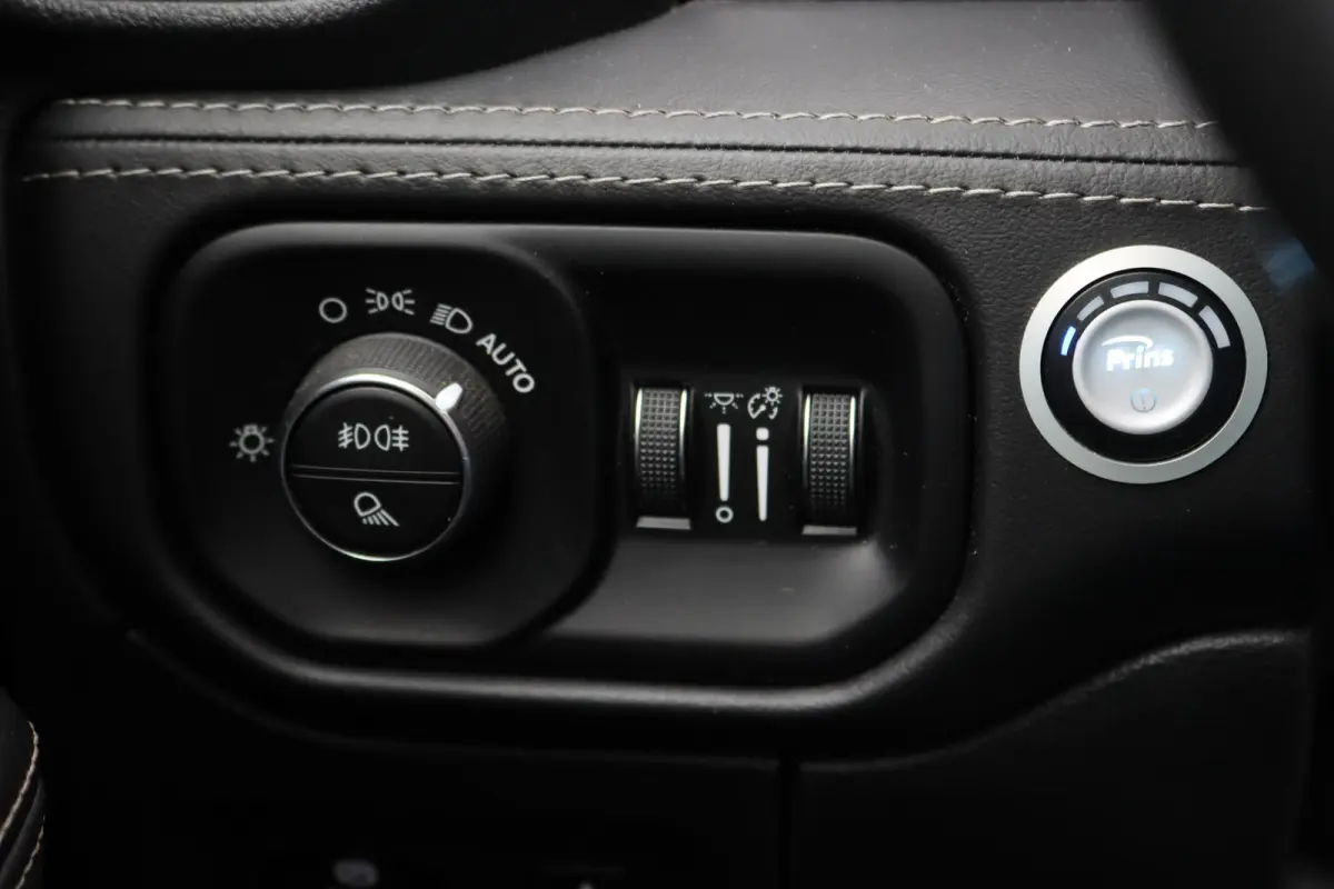 1500 5.7 V8 4x4 Crew Cab Limited | Prins-LPG | Luchtvering | Stoelventilatie V+A | Trekhaak | Panoramadak | ACC | Android Auto/Apple Carplay | HUD | Harman&Kardon | Surround Camera |