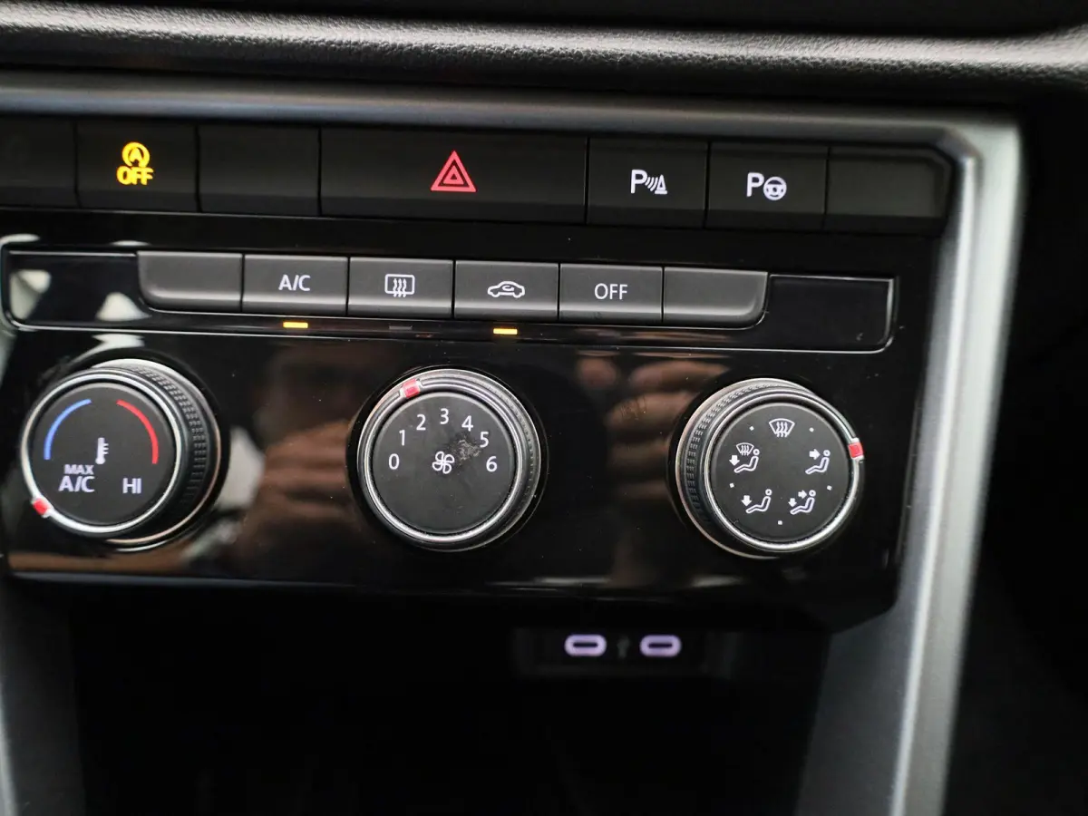 1.0 TSI Life 110 PK| Origineel Nederlands | Navigatie | Achteruitrijcamera | Privacy Glass | Parkeersensoren | Apple Carplay