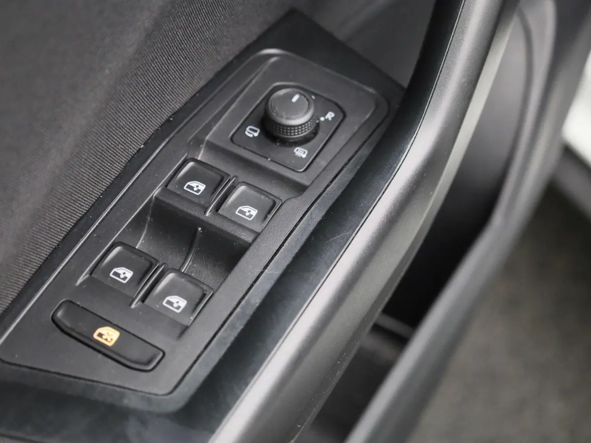 1.0 TSI Life 110 PK| Origineel Nederlands | Navigatie | Achteruitrijcamera | Privacy Glass | Parkeersensoren | Apple Carplay