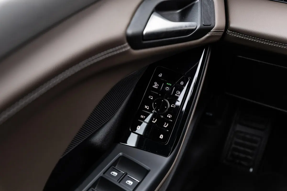 Performance 367pk Advanced edition 100 kWh | Panoramadak | Trekhaak | Leder | Bijrijdersscherm