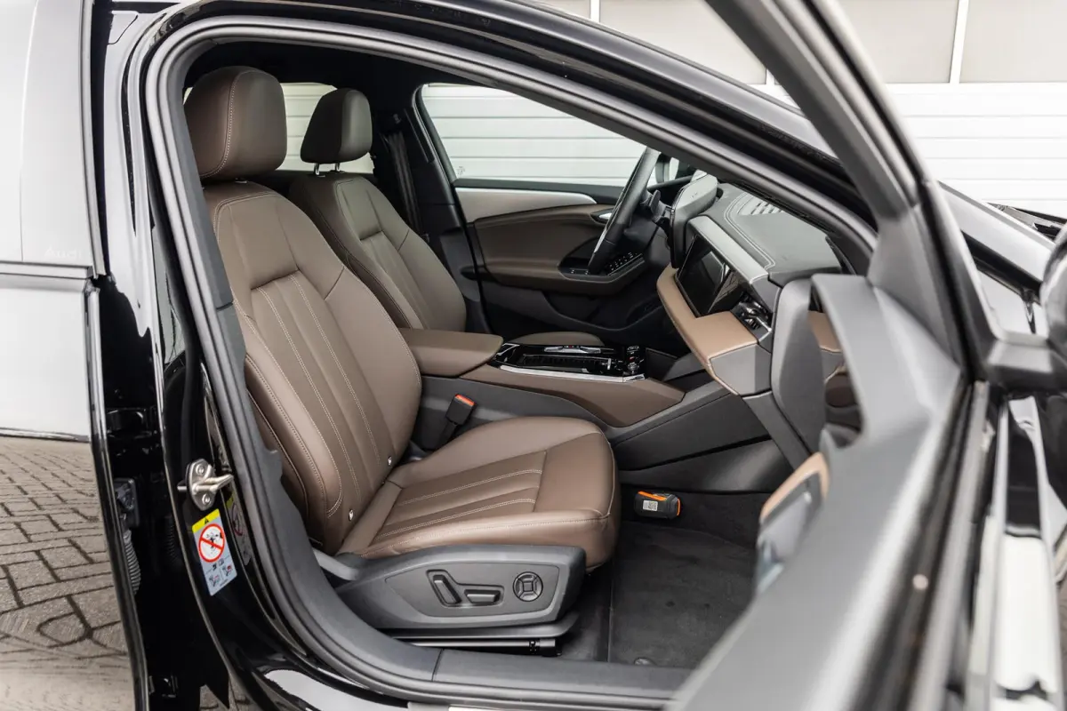 Performance 367pk Advanced edition 100 kWh | Panoramadak | Trekhaak | Leder | Bijrijdersscherm