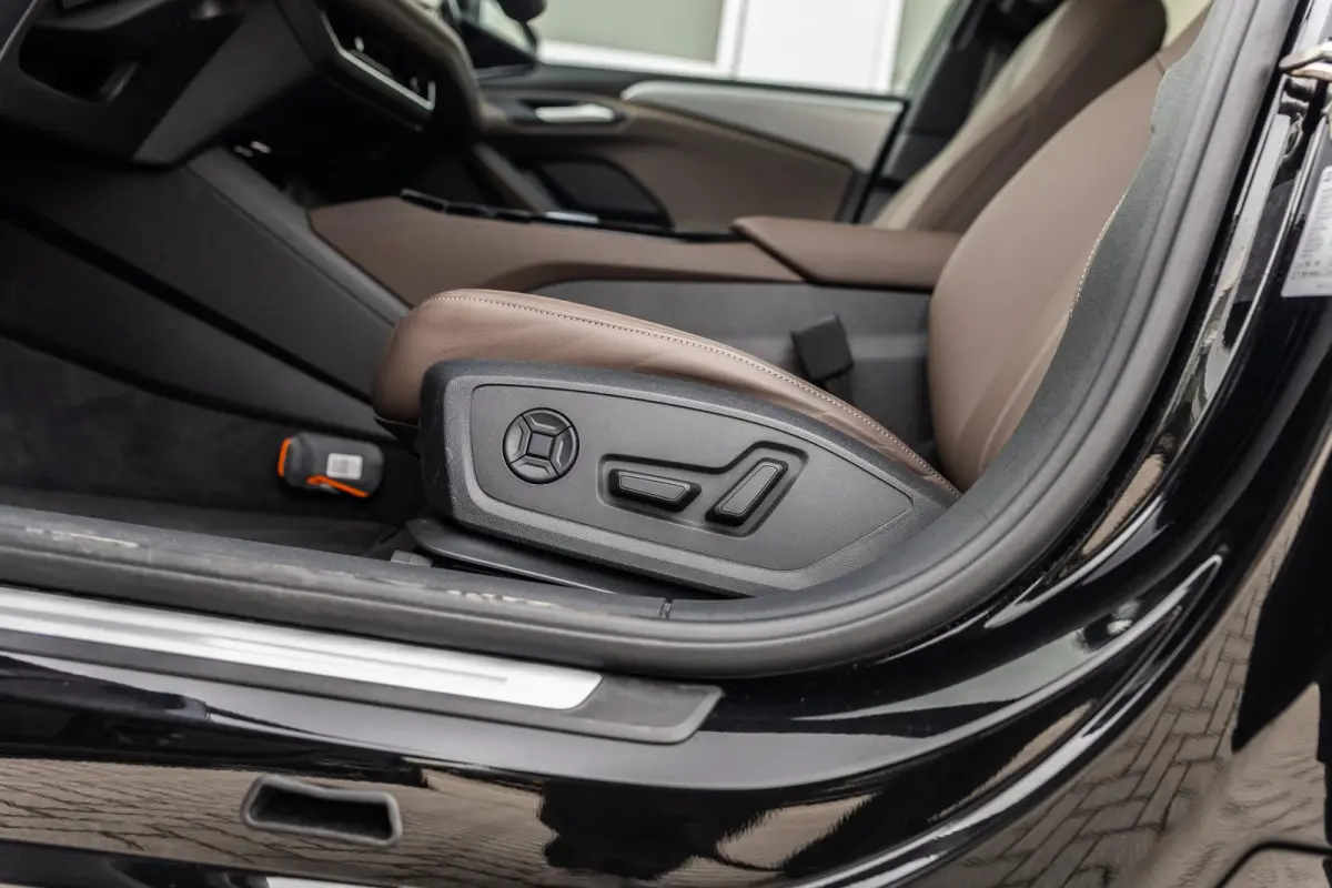 Performance 367pk Advanced edition 100 kWh | Panoramadak | Trekhaak | Leder | Bijrijdersscherm