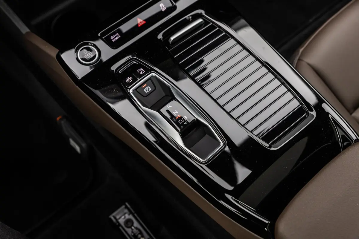 Performance 367pk Advanced edition 100 kWh | Panoramadak | Trekhaak | Leder | Bijrijdersscherm