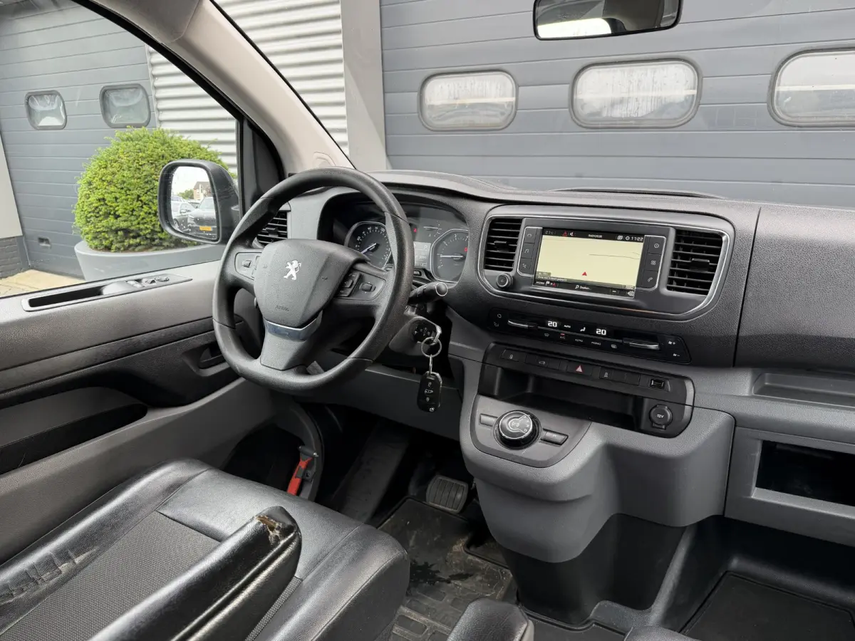 231L 2.0 BlueHDI 180 Premium Pack | Navigatie | Camera | Trekhaak | Lederen Bekleding |