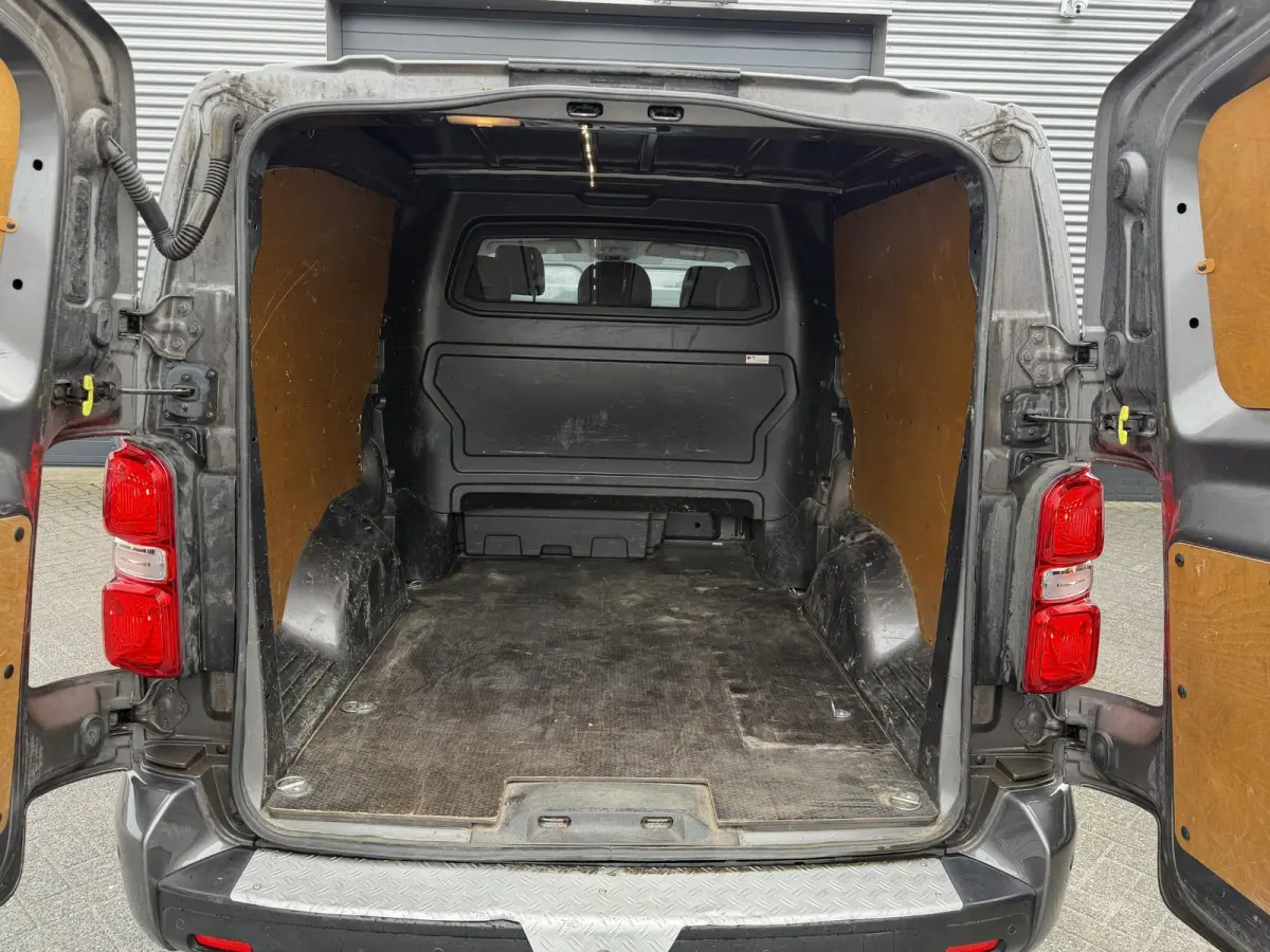 231L 2.0 BlueHDI 180 Premium Pack | Navigatie | Camera | Trekhaak | Lederen Bekleding |