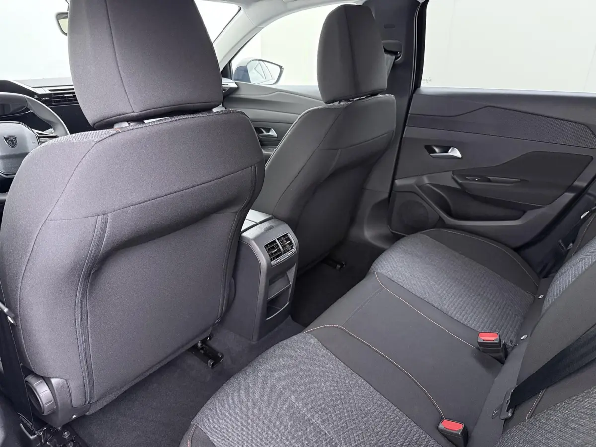 Business 145pk Hybrid Automaat | Demo | Navigatie | Camera achter | Parkeersensoren | Cruise control adaptief | Lichtmetalen velgen | Apple Carplay en Android auto draadloos