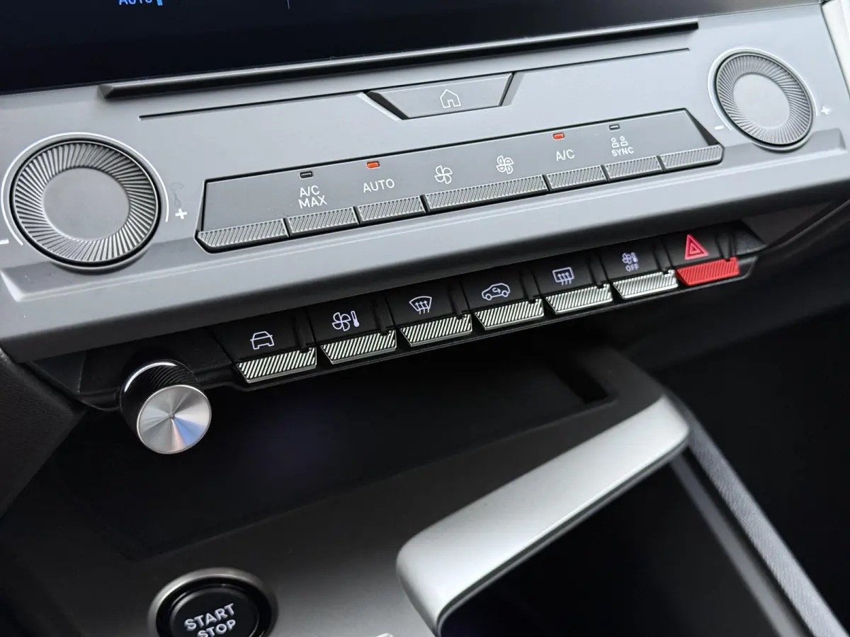 Business 145pk Hybrid Automaat | Demo | Navigatie | Camera achter | Parkeersensoren | Cruise control adaptief | Lichtmetalen velgen | Apple Carplay en Android auto draadloos