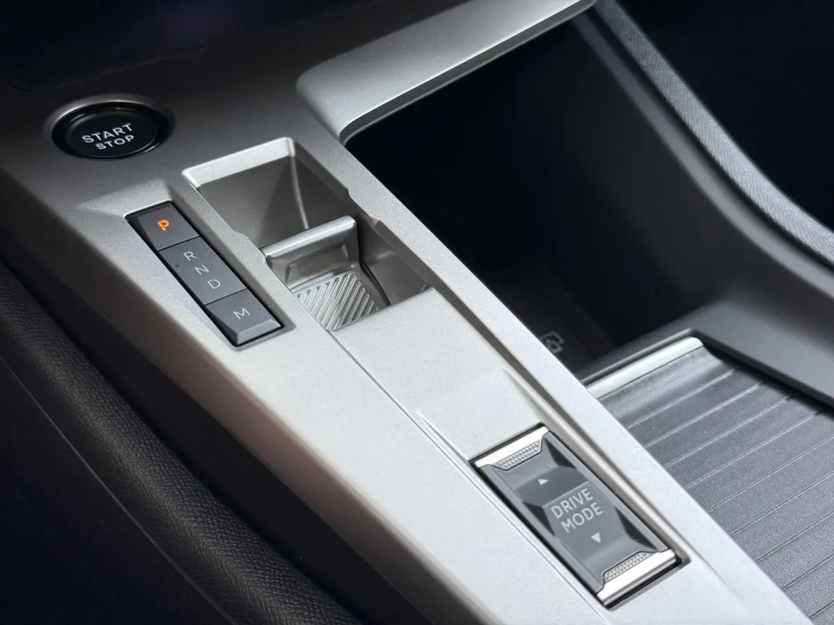 Business 145pk Hybrid Automaat | Demo | Navigatie | Camera achter | Parkeersensoren | Cruise control adaptief | Lichtmetalen velgen | Apple Carplay en Android auto draadloos