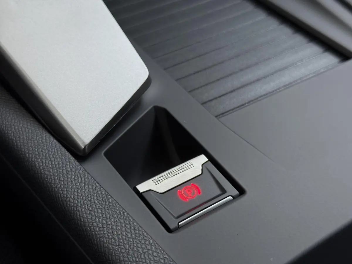 Business 145pk Hybrid Automaat | Demo | Navigatie | Camera achter | Parkeersensoren | Cruise control adaptief | Lichtmetalen velgen | Apple Carplay en Android auto draadloos
