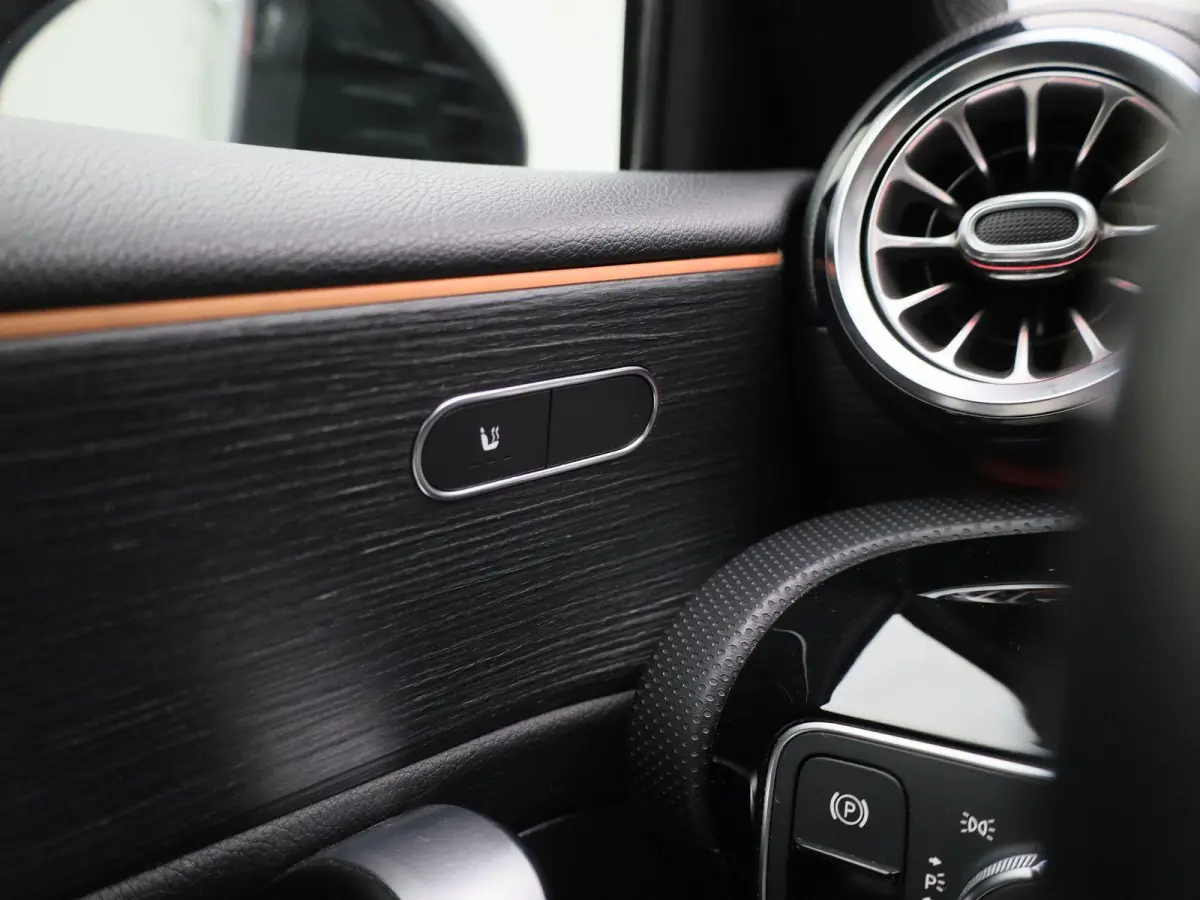 200 Premium Plus AUTOMAAT | PANORAMADAK | VIRTUEEL | STOELVERWARMING | NAVIGATIE | CAMERA | SPORTSTOELEN | HAL-LEER | CLIMA | CRUISE | SFEERVERLICHTING | LMV | LED | 12 MAANDEN BOVAG GARANTI