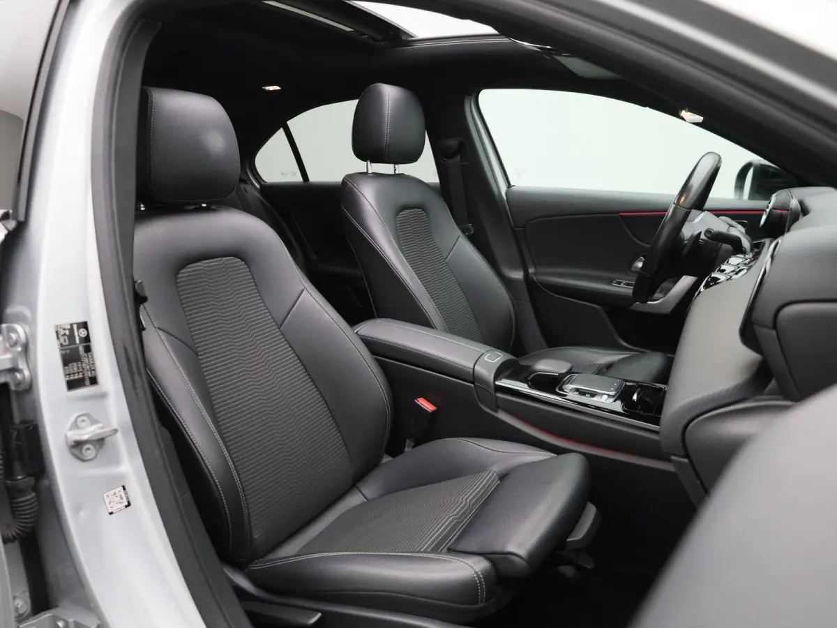 200 Premium Plus AUTOMAAT | PANORAMADAK | VIRTUEEL | STOELVERWARMING | NAVIGATIE | CAMERA | SPORTSTOELEN | HAL-LEER | CLIMA | CRUISE | SFEERVERLICHTING | LMV | LED | 12 MAANDEN BOVAG GARANTI