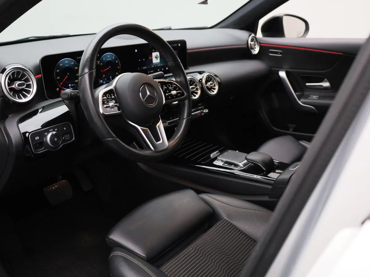 200 Premium Plus AUTOMAAT | PANORAMADAK | VIRTUEEL | STOELVERWARMING | NAVIGATIE | CAMERA | SPORTSTOELEN | HAL-LEER | CLIMA | CRUISE | SFEERVERLICHTING | LMV | LED | 12 MAANDEN BOVAG GARANTI