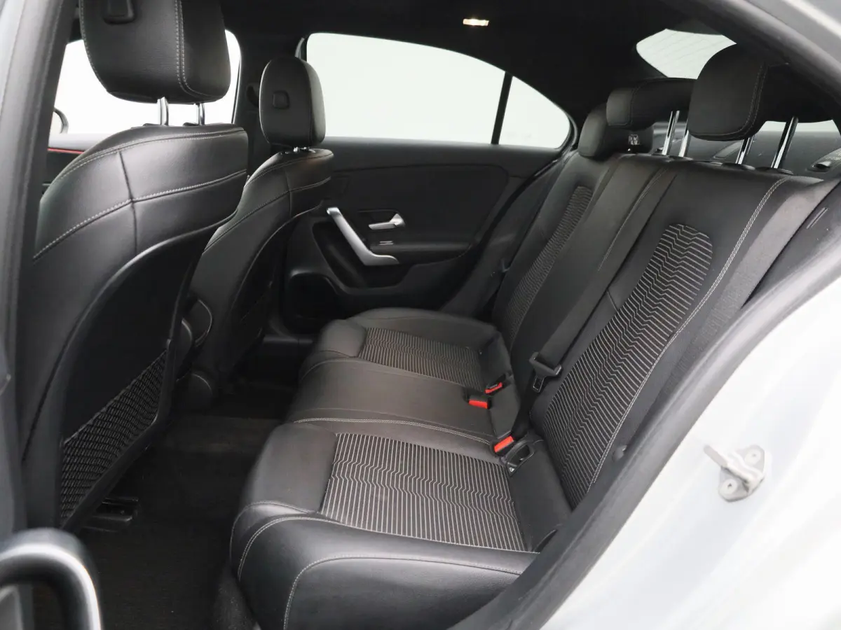 200 Premium Plus AUTOMAAT | PANORAMADAK | VIRTUEEL | STOELVERWARMING | NAVIGATIE | CAMERA | SPORTSTOELEN | HAL-LEER | CLIMA | CRUISE | SFEERVERLICHTING | LMV | LED | 12 MAANDEN BOVAG GARANTI