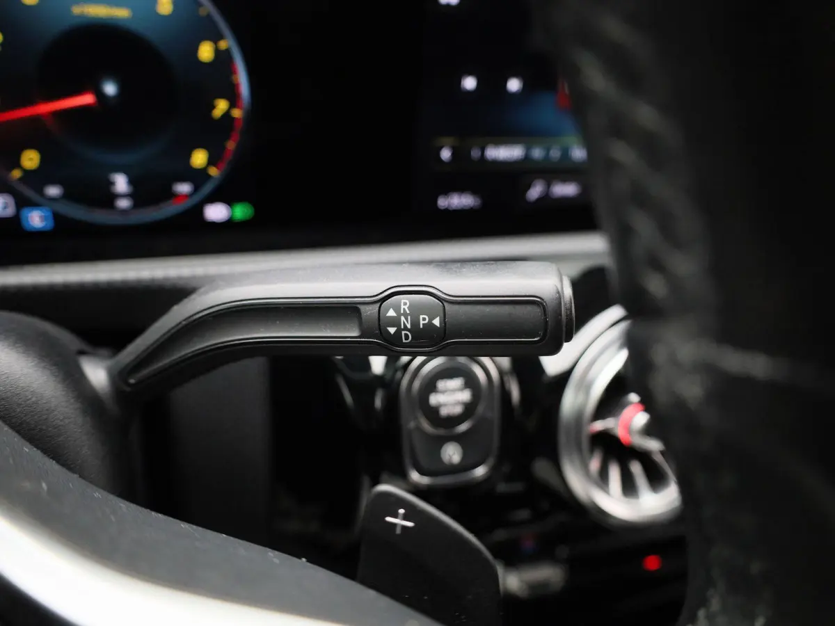 200 Premium Plus AUTOMAAT | PANORAMADAK | VIRTUEEL | STOELVERWARMING | NAVIGATIE | CAMERA | SPORTSTOELEN | HAL-LEER | CLIMA | CRUISE | SFEERVERLICHTING | LMV | LED | 12 MAANDEN BOVAG GARANTI
