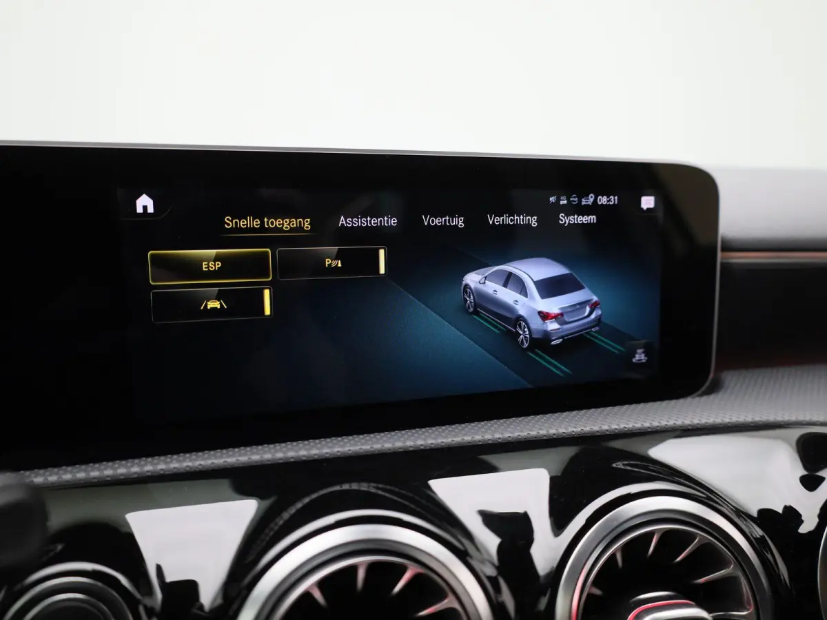 200 Premium Plus AUTOMAAT | PANORAMADAK | VIRTUEEL | STOELVERWARMING | NAVIGATIE | CAMERA | SPORTSTOELEN | HAL-LEER | CLIMA | CRUISE | SFEERVERLICHTING | LMV | LED | 12 MAANDEN BOVAG GARANTI