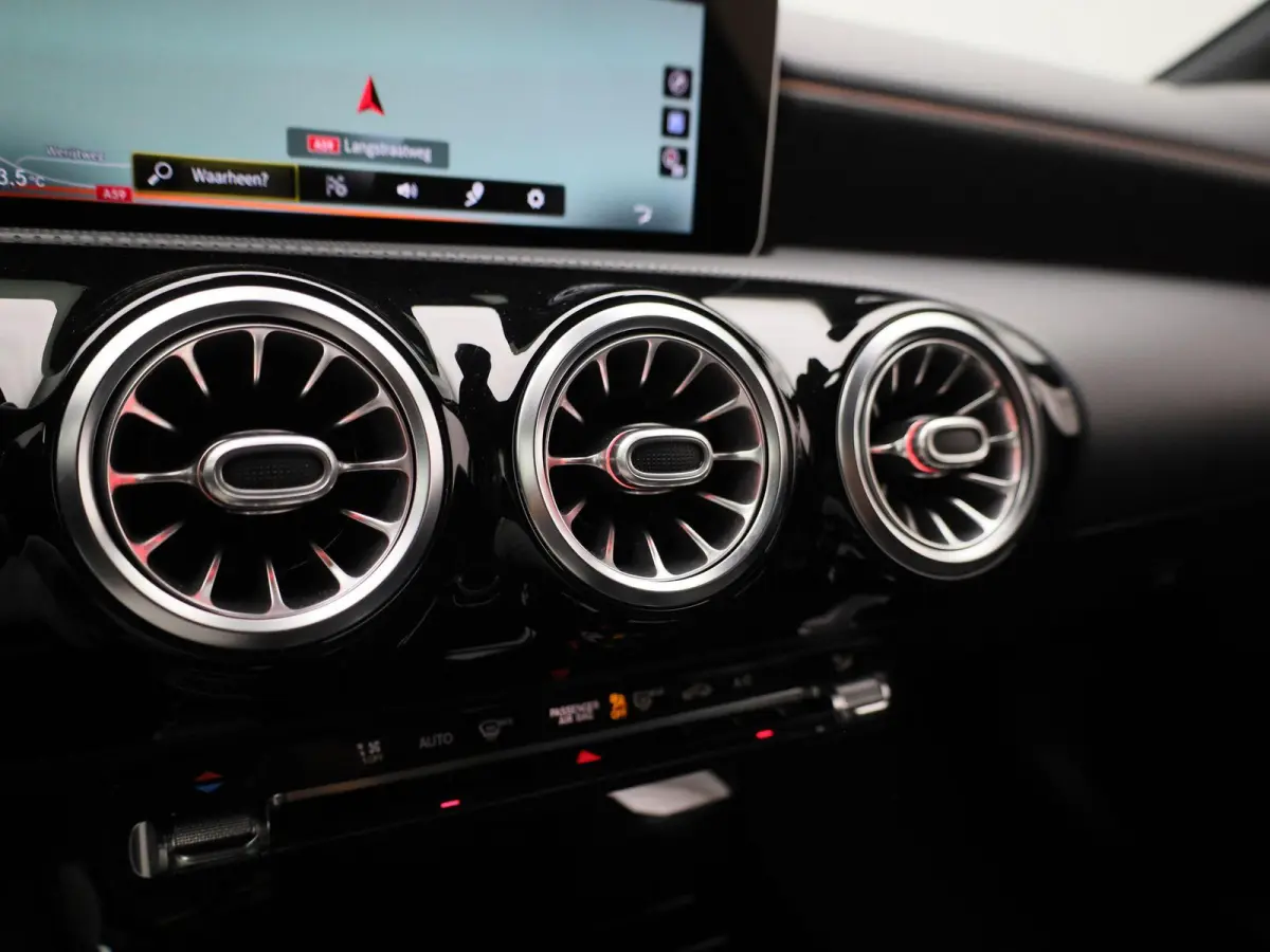 200 Premium Plus AUTOMAAT | PANORAMADAK | VIRTUEEL | STOELVERWARMING | NAVIGATIE | CAMERA | SPORTSTOELEN | HAL-LEER | CLIMA | CRUISE | SFEERVERLICHTING | LMV | LED | 12 MAANDEN BOVAG GARANTI