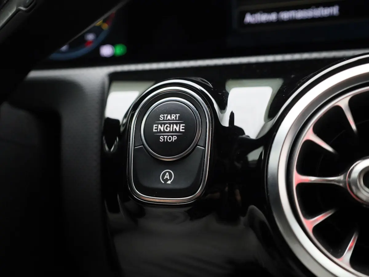 200 Premium Plus AUTOMAAT | PANORAMADAK | VIRTUEEL | STOELVERWARMING | NAVIGATIE | CAMERA | SPORTSTOELEN | HAL-LEER | CLIMA | CRUISE | SFEERVERLICHTING | LMV | LED | 12 MAANDEN BOVAG GARANTI