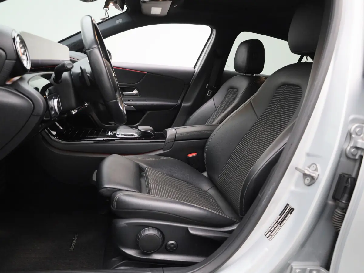 200 Premium Plus AUTOMAAT | PANORAMADAK | VIRTUEEL | STOELVERWARMING | NAVIGATIE | CAMERA | SPORTSTOELEN | HAL-LEER | CLIMA | CRUISE | SFEERVERLICHTING | LMV | LED | 12 MAANDEN BOVAG GARANTI