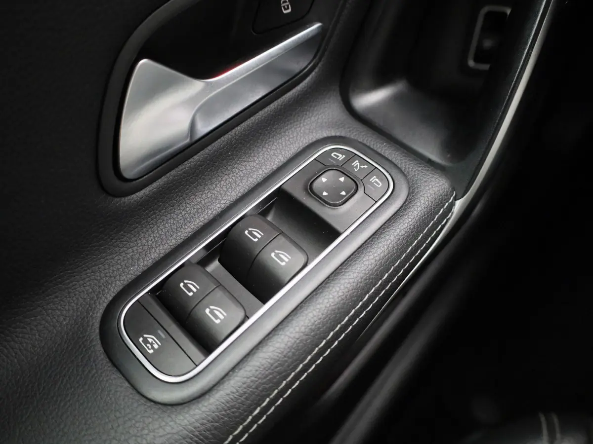 200 Premium Plus AUTOMAAT | PANORAMADAK | VIRTUEEL | STOELVERWARMING | NAVIGATIE | CAMERA | SPORTSTOELEN | HAL-LEER | CLIMA | CRUISE | SFEERVERLICHTING | LMV | LED | 12 MAANDEN BOVAG GARANTI