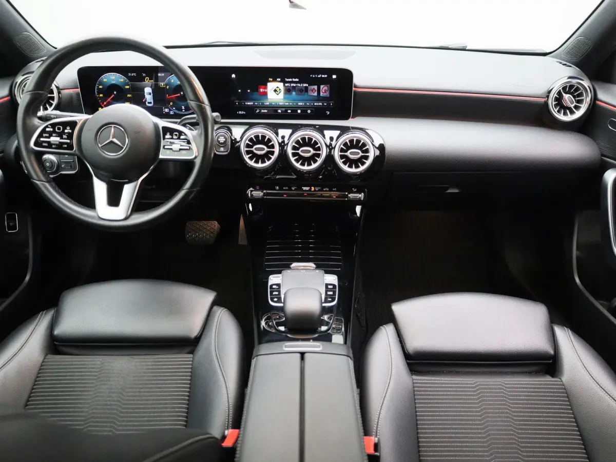 200 Premium Plus AUTOMAAT | PANORAMADAK | VIRTUEEL | STOELVERWARMING | NAVIGATIE | CAMERA | SPORTSTOELEN | HAL-LEER | CLIMA | CRUISE | SFEERVERLICHTING | LMV | LED | 12 MAANDEN BOVAG GARANTI