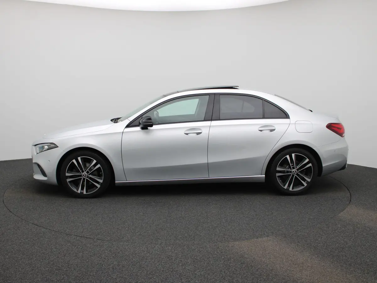 200 Premium Plus AUTOMAAT | PANORAMADAK | VIRTUEEL | STOELVERWARMING | NAVIGATIE | CAMERA | SPORTSTOELEN | HAL-LEER | CLIMA | CRUISE | SFEERVERLICHTING | LMV | LED | 12 MAANDEN BOVAG GARANTI