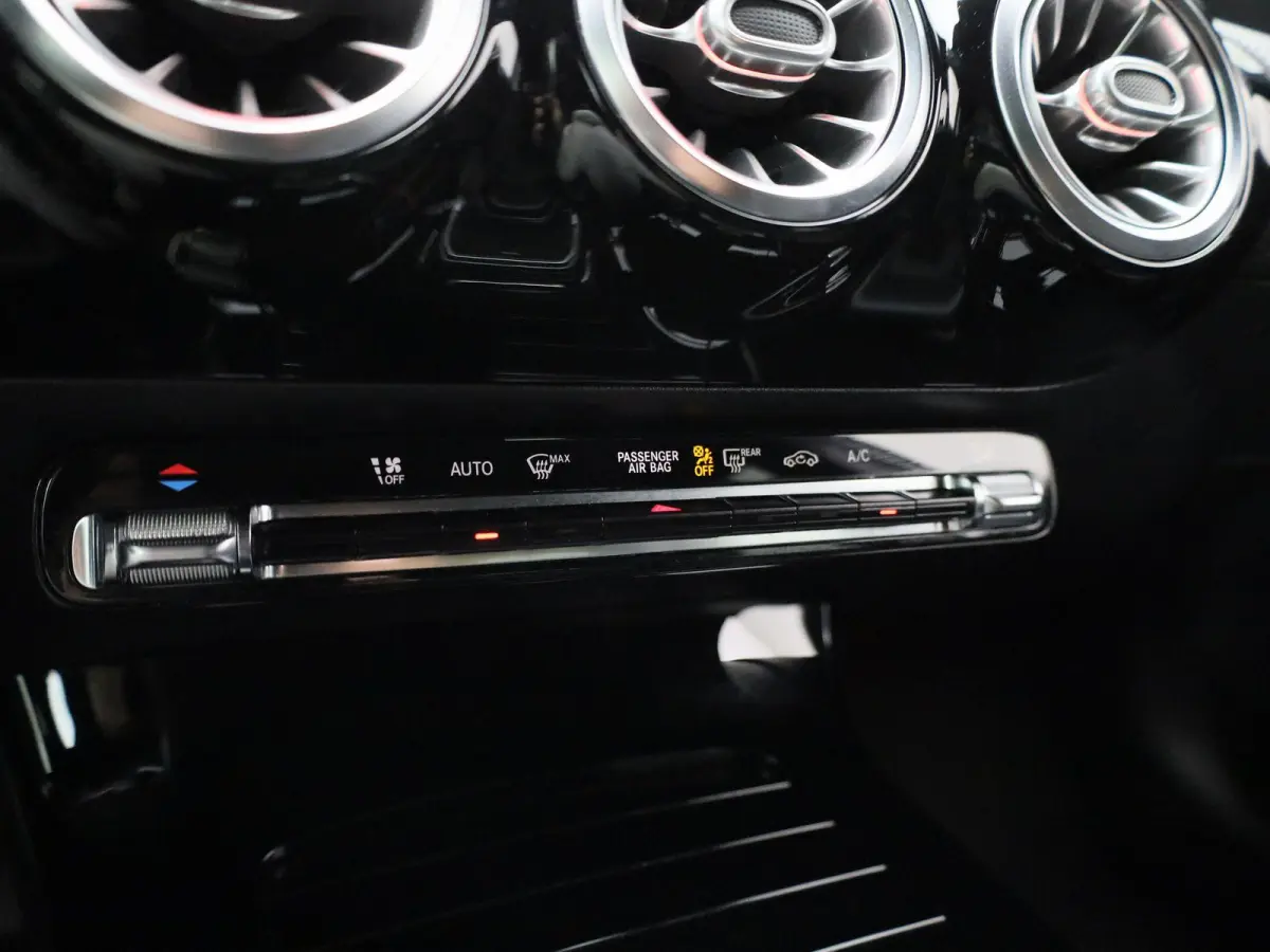 200 Premium Plus AUTOMAAT | PANORAMADAK | VIRTUEEL | STOELVERWARMING | NAVIGATIE | CAMERA | SPORTSTOELEN | HAL-LEER | CLIMA | CRUISE | SFEERVERLICHTING | LMV | LED | 12 MAANDEN BOVAG GARANTI