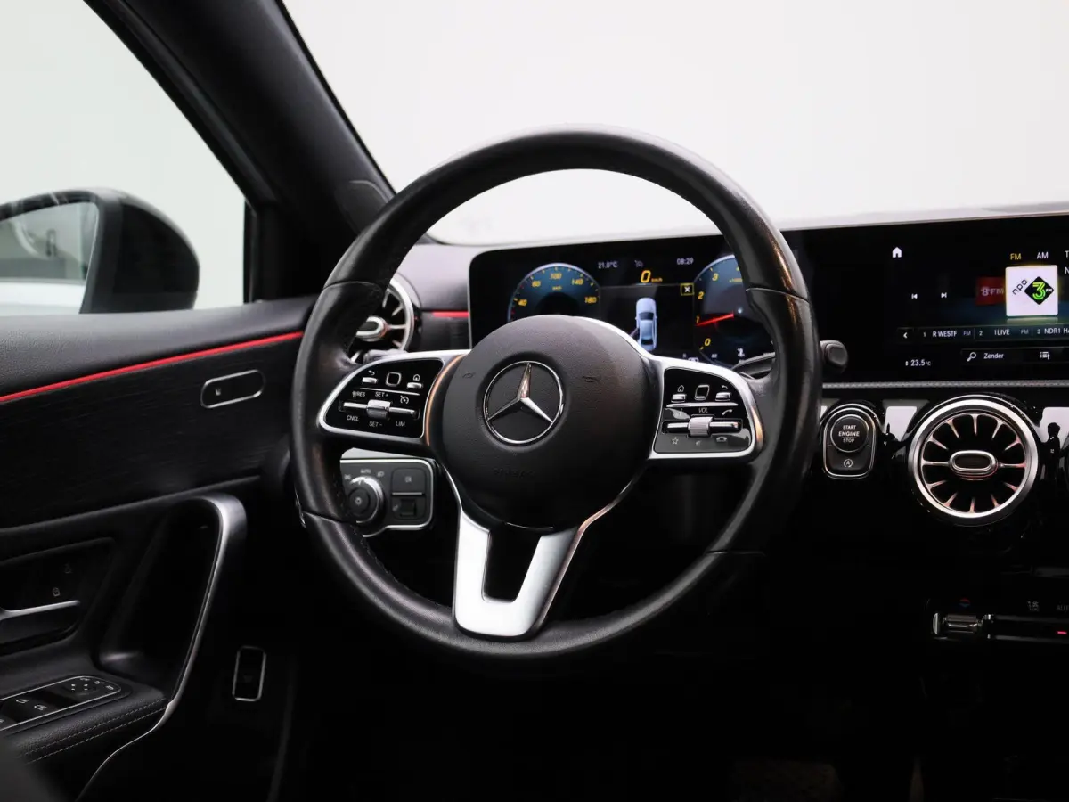 200 Premium Plus AUTOMAAT | PANORAMADAK | VIRTUEEL | STOELVERWARMING | NAVIGATIE | CAMERA | SPORTSTOELEN | HAL-LEER | CLIMA | CRUISE | SFEERVERLICHTING | LMV | LED | 12 MAANDEN BOVAG GARANTI