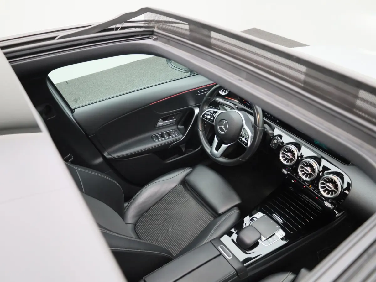 200 Premium Plus AUTOMAAT | PANORAMADAK | VIRTUEEL | STOELVERWARMING | NAVIGATIE | CAMERA | SPORTSTOELEN | HAL-LEER | CLIMA | CRUISE | SFEERVERLICHTING | LMV | LED | 12 MAANDEN BOVAG GARANTI
