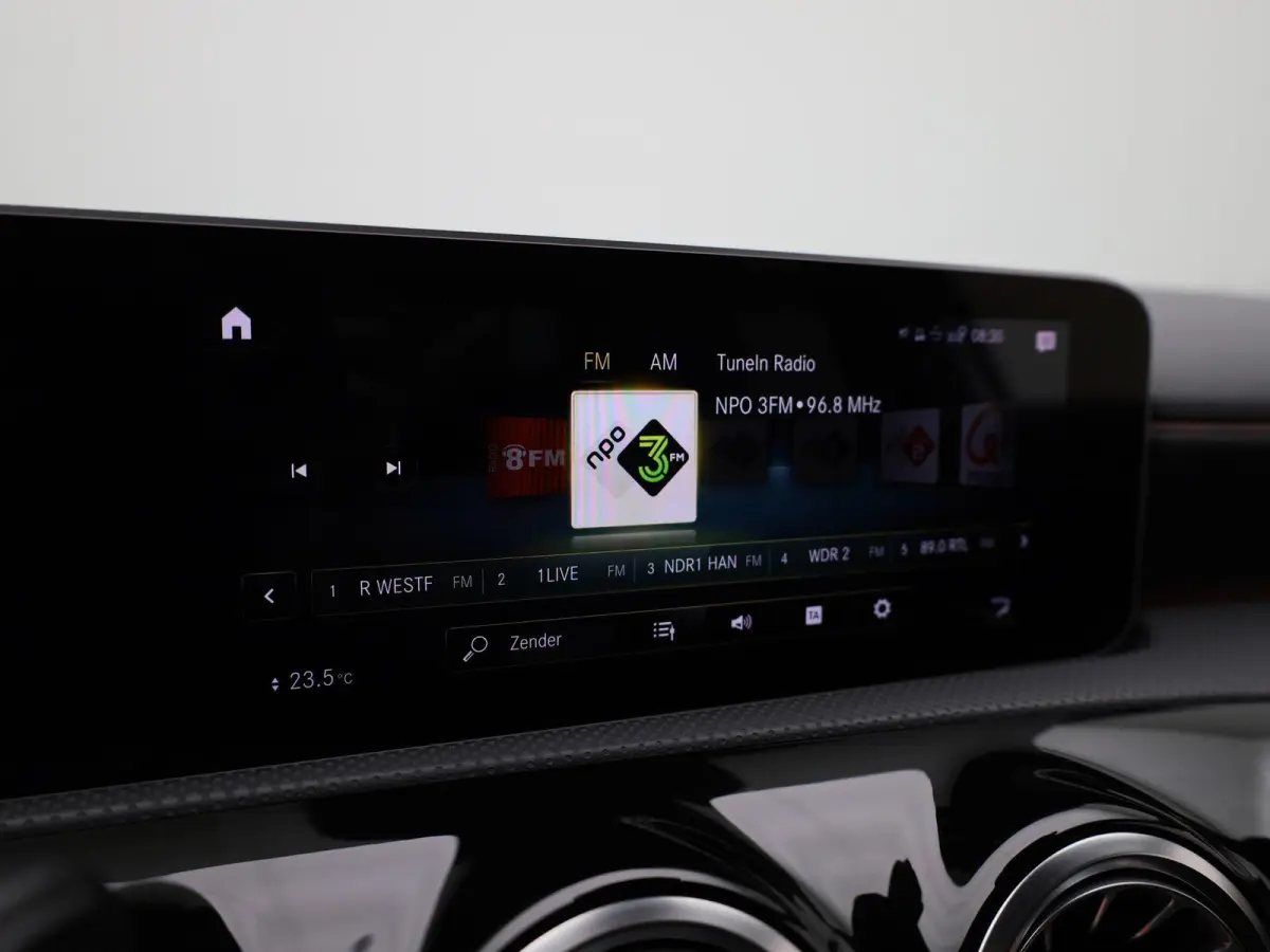 200 Premium Plus AUTOMAAT | PANORAMADAK | VIRTUEEL | STOELVERWARMING | NAVIGATIE | CAMERA | SPORTSTOELEN | HAL-LEER | CLIMA | CRUISE | SFEERVERLICHTING | LMV | LED | 12 MAANDEN BOVAG GARANTI