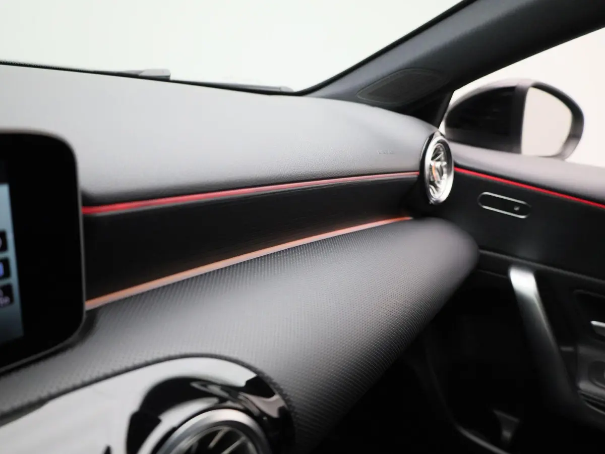 200 Premium Plus AUTOMAAT | PANORAMADAK | VIRTUEEL | STOELVERWARMING | NAVIGATIE | CAMERA | SPORTSTOELEN | HAL-LEER | CLIMA | CRUISE | SFEERVERLICHTING | LMV | LED | 12 MAANDEN BOVAG GARANTI