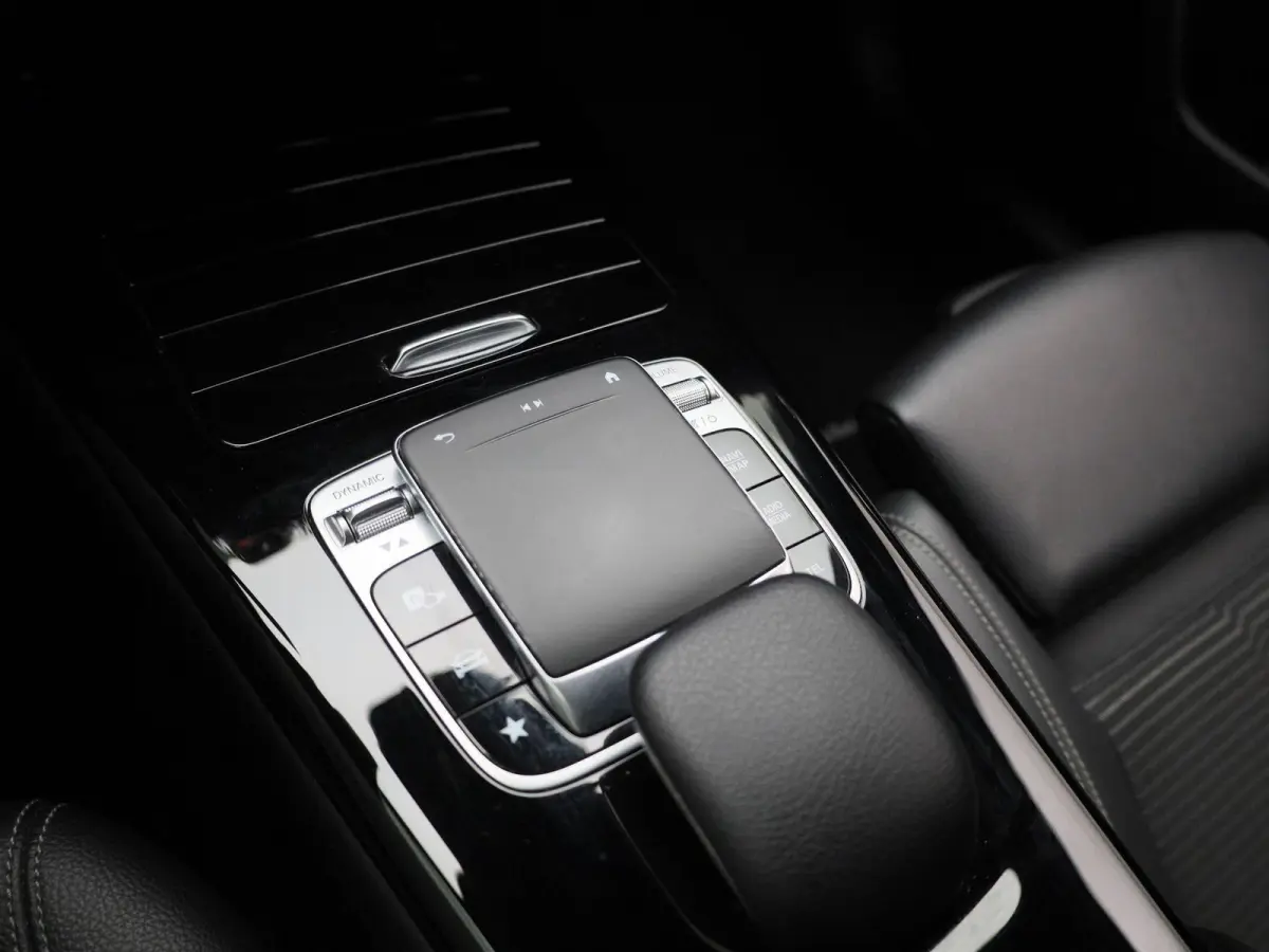 200 Premium Plus AUTOMAAT | PANORAMADAK | VIRTUEEL | STOELVERWARMING | NAVIGATIE | CAMERA | SPORTSTOELEN | HAL-LEER | CLIMA | CRUISE | SFEERVERLICHTING | LMV | LED | 12 MAANDEN BOVAG GARANTI