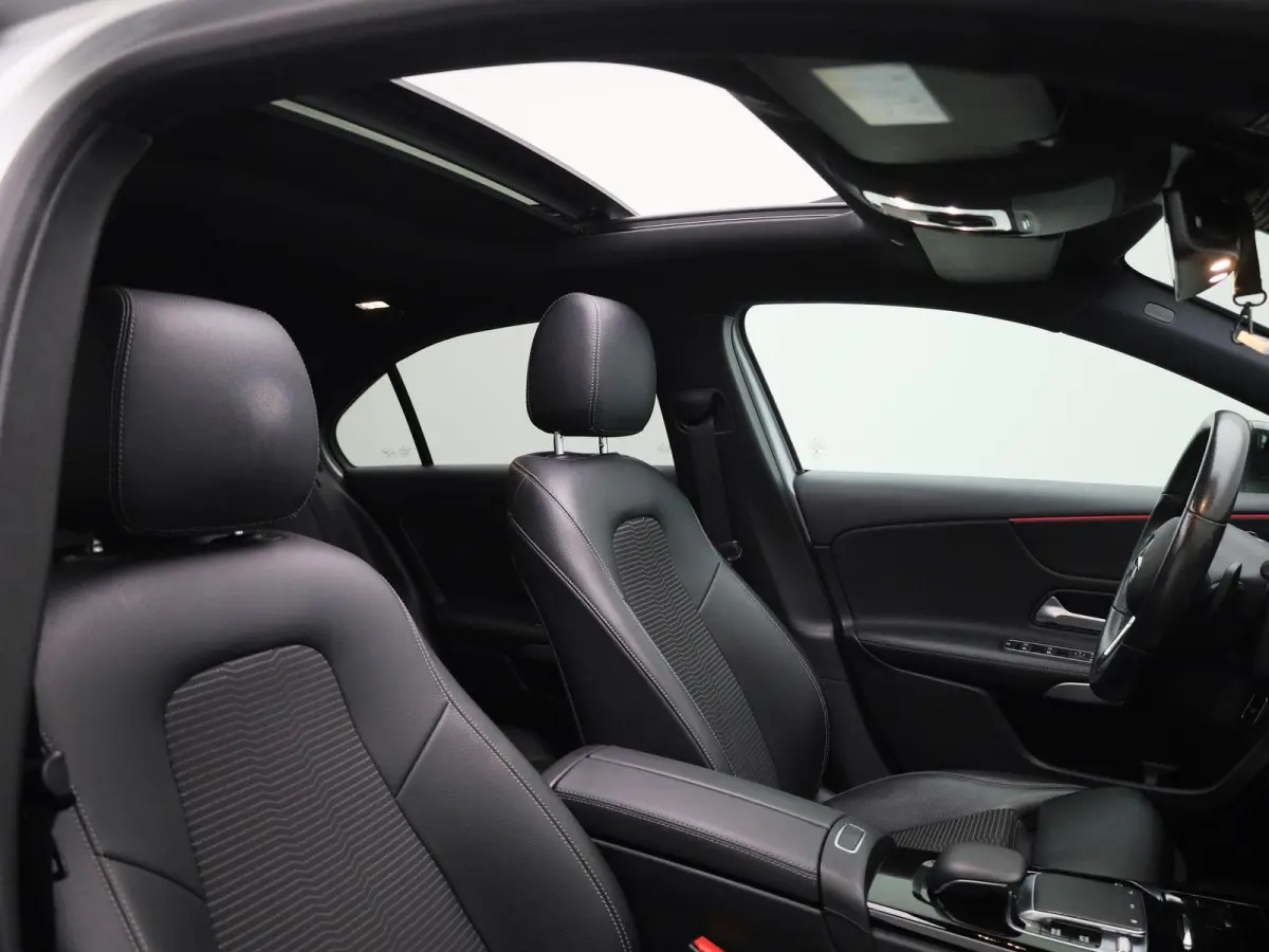 200 Premium Plus AUTOMAAT | PANORAMADAK | VIRTUEEL | STOELVERWARMING | NAVIGATIE | CAMERA | SPORTSTOELEN | HAL-LEER | CLIMA | CRUISE | SFEERVERLICHTING | LMV | LED | 12 MAANDEN BOVAG GARANTI