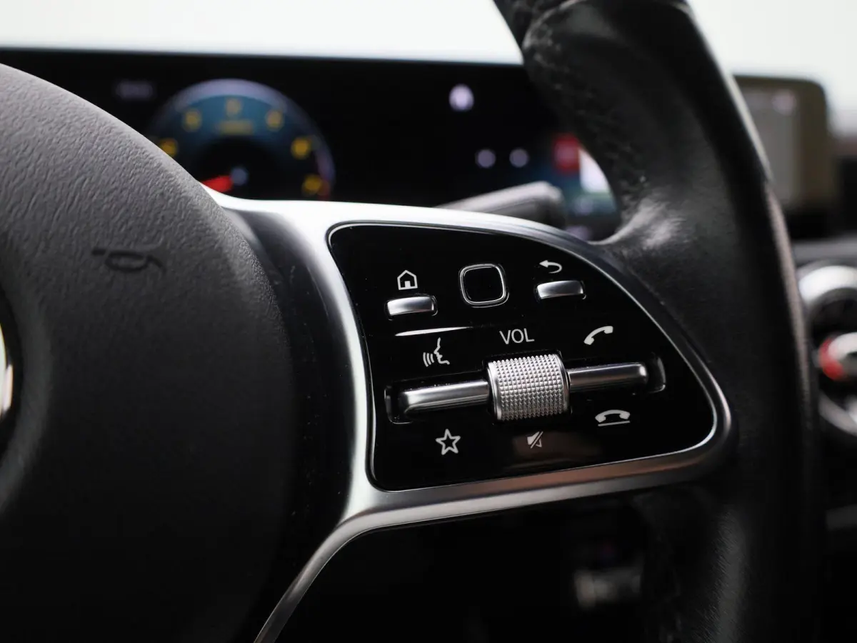 200 Premium Plus AUTOMAAT | PANORAMADAK | VIRTUEEL | STOELVERWARMING | NAVIGATIE | CAMERA | SPORTSTOELEN | HAL-LEER | CLIMA | CRUISE | SFEERVERLICHTING | LMV | LED | 12 MAANDEN BOVAG GARANTI