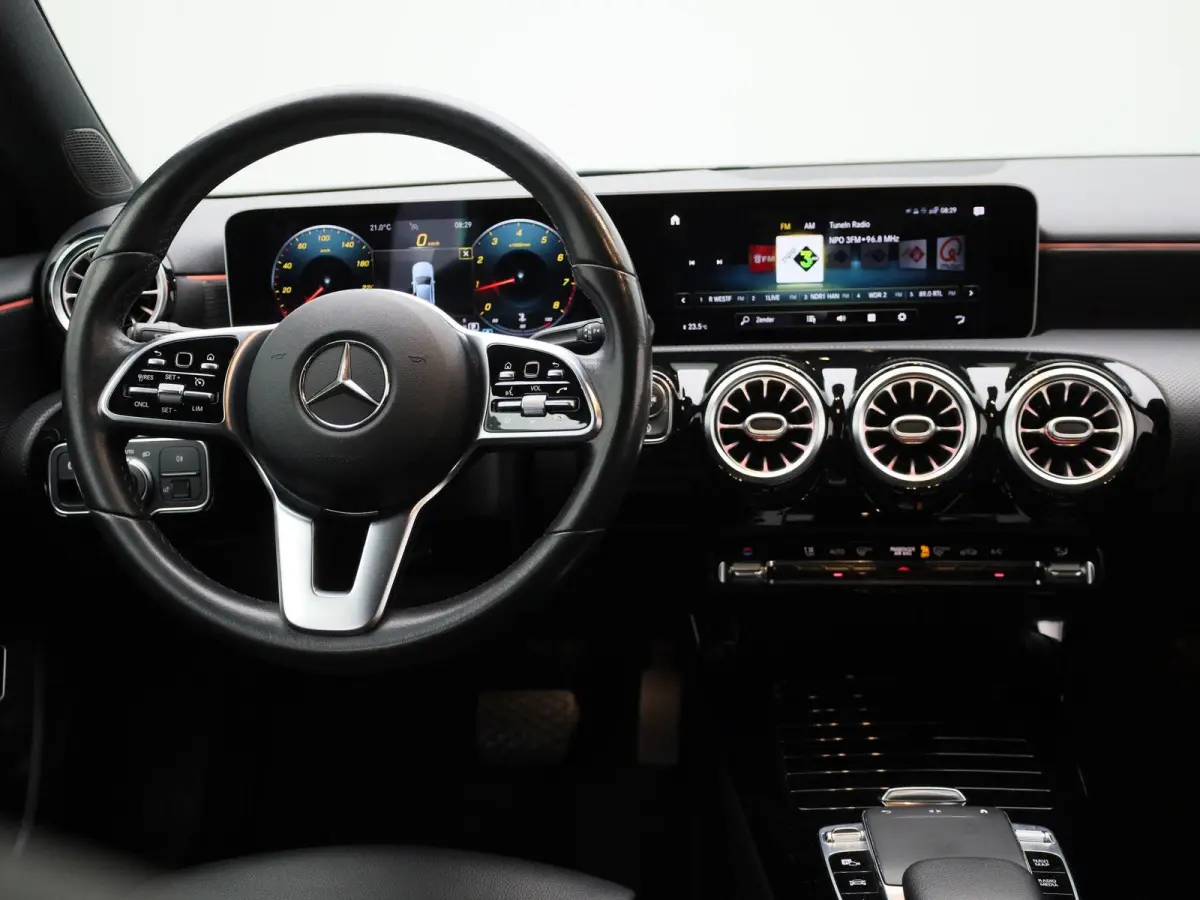200 Premium Plus AUTOMAAT | PANORAMADAK | VIRTUEEL | STOELVERWARMING | NAVIGATIE | CAMERA | SPORTSTOELEN | HAL-LEER | CLIMA | CRUISE | SFEERVERLICHTING | LMV | LED | 12 MAANDEN BOVAG GARANTI