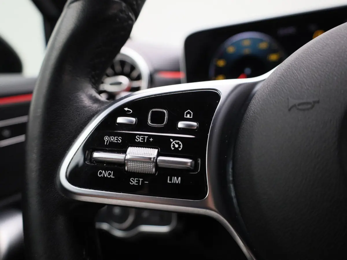 200 Premium Plus AUTOMAAT | PANORAMADAK | VIRTUEEL | STOELVERWARMING | NAVIGATIE | CAMERA | SPORTSTOELEN | HAL-LEER | CLIMA | CRUISE | SFEERVERLICHTING | LMV | LED | 12 MAANDEN BOVAG GARANTI
