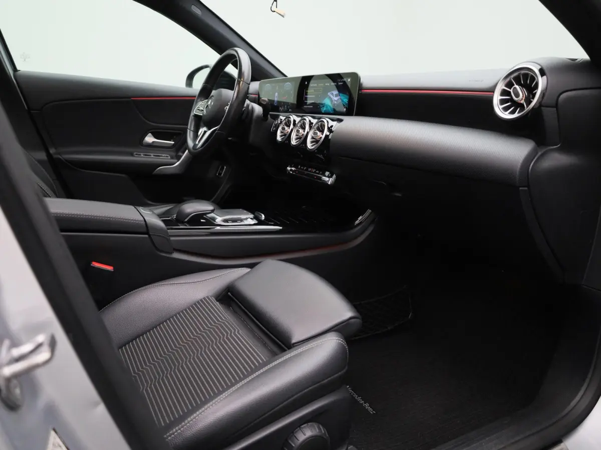 200 Premium Plus AUTOMAAT | PANORAMADAK | VIRTUEEL | STOELVERWARMING | NAVIGATIE | CAMERA | SPORTSTOELEN | HAL-LEER | CLIMA | CRUISE | SFEERVERLICHTING | LMV | LED | 12 MAANDEN BOVAG GARANTI