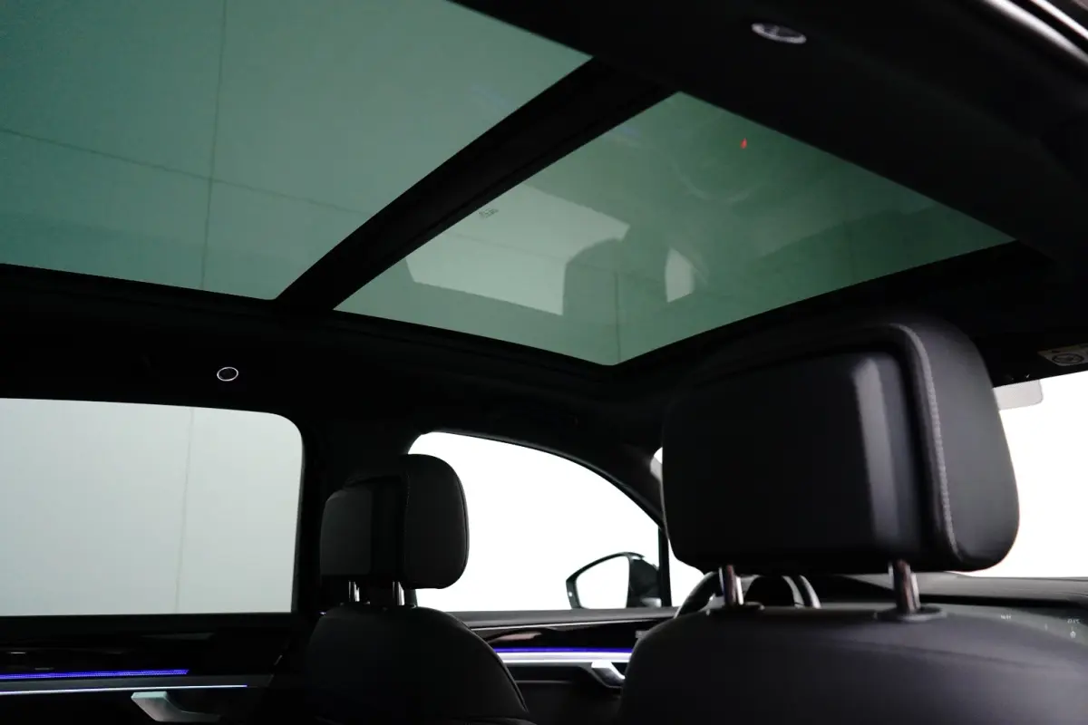 3.0 TSi eHybrid 4MOTION R l Dealeronderhouden l Luchtvering l Pano Dak l Matrix LED l Leder Stoel incl Memory l Elektr. Trekhaak l 21" Suzuka Black l