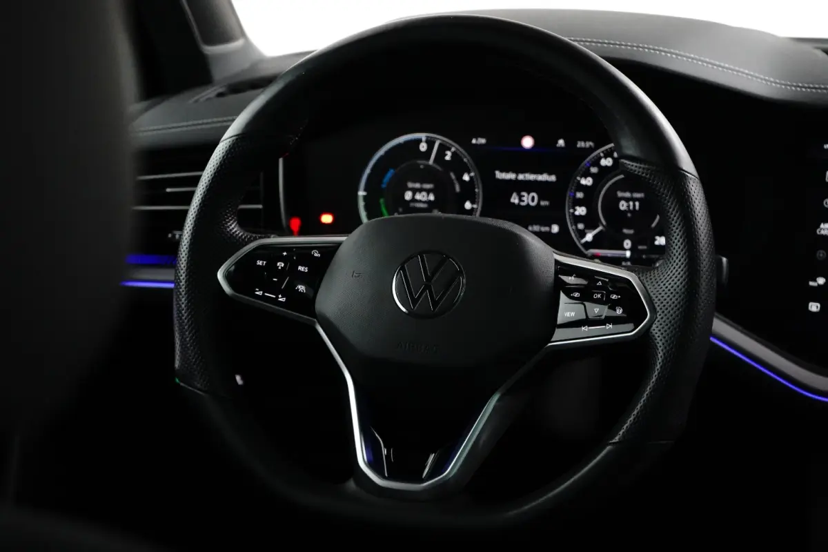 3.0 TSi eHybrid 4MOTION R l Dealeronderhouden l Luchtvering l Pano Dak l Matrix LED l Leder Stoel incl Memory l Elektr. Trekhaak l 21" Suzuka Black l