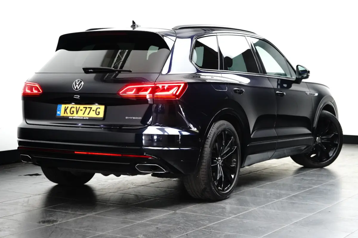 3.0 TSi eHybrid 4MOTION R l Dealeronderhouden l Luchtvering l Pano Dak l Matrix LED l Leder Stoel incl Memory l Elektr. Trekhaak l 21" Suzuka Black l
