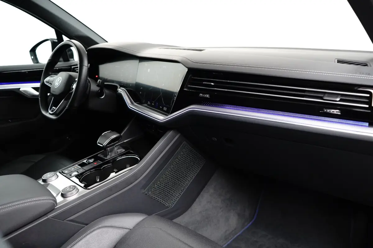 3.0 TSi eHybrid 4MOTION R l Dealeronderhouden l Luchtvering l Pano Dak l Matrix LED l Leder Stoel incl Memory l Elektr. Trekhaak l 21" Suzuka Black l