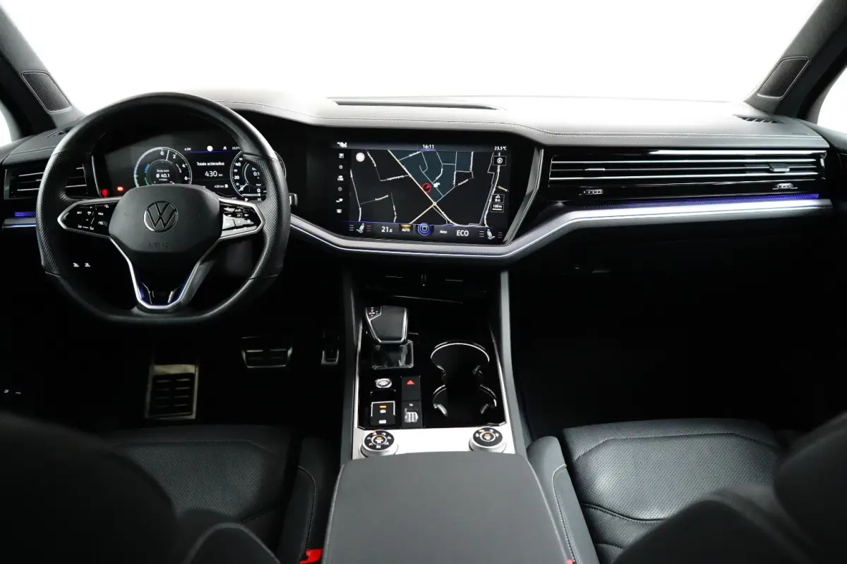 3.0 TSi eHybrid 4MOTION R l Dealeronderhouden l Luchtvering l Pano Dak l Matrix LED l Leder Stoel incl Memory l Elektr. Trekhaak l 21" Suzuka Black l