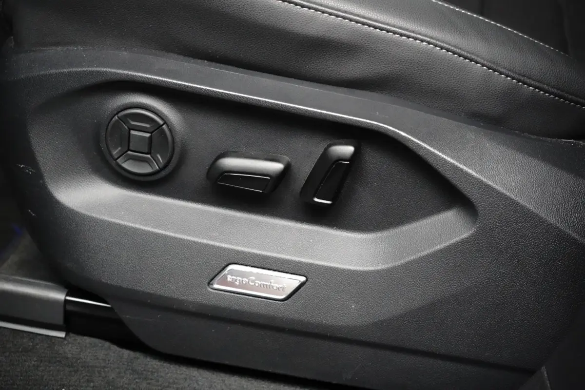 3.0 TSi eHybrid 4MOTION R l Dealeronderhouden l Luchtvering l Pano Dak l Matrix LED l Leder Stoel incl Memory l Elektr. Trekhaak l 21" Suzuka Black l