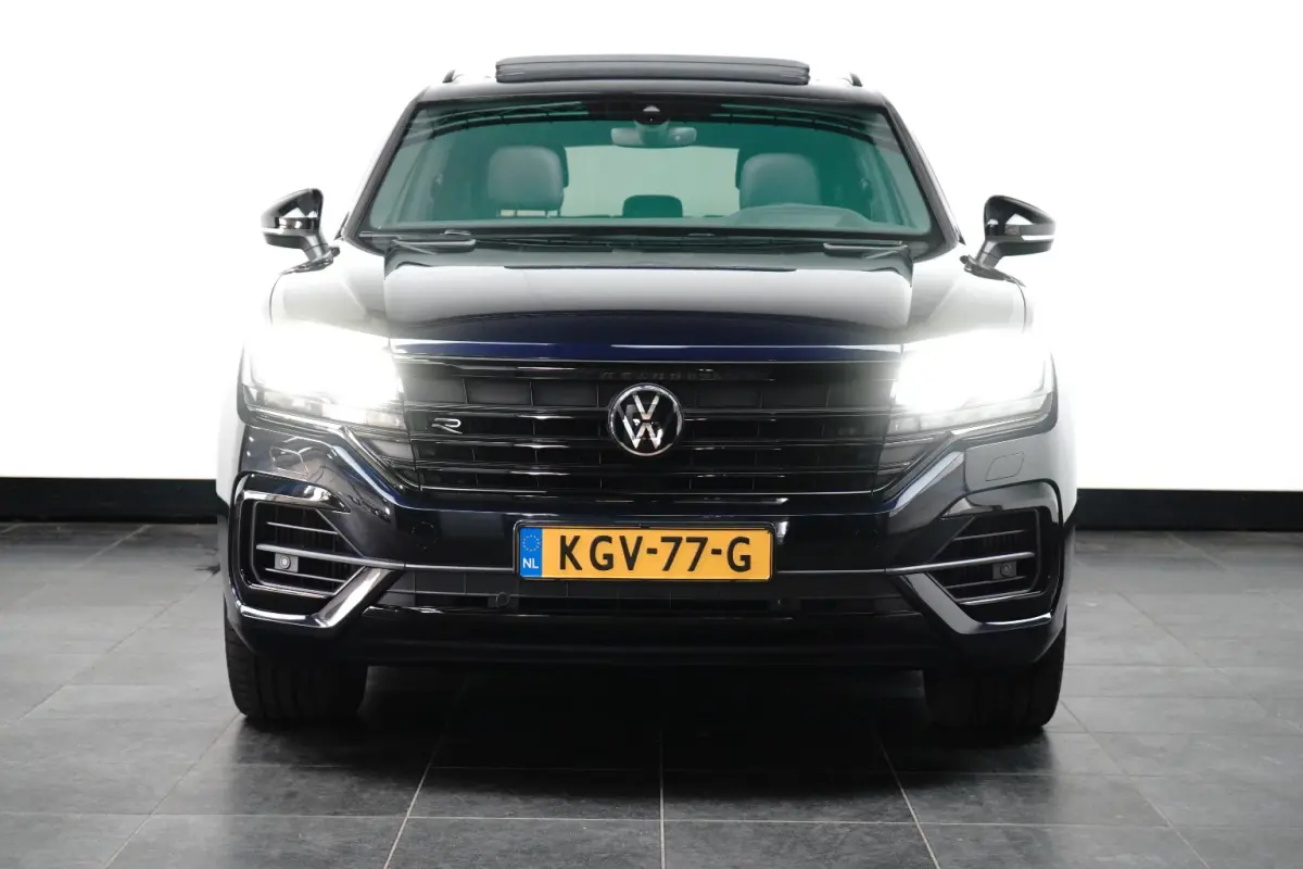 3.0 TSi eHybrid 4MOTION R l Dealeronderhouden l Luchtvering l Pano Dak l Matrix LED l Leder Stoel incl Memory l Elektr. Trekhaak l 21" Suzuka Black l
