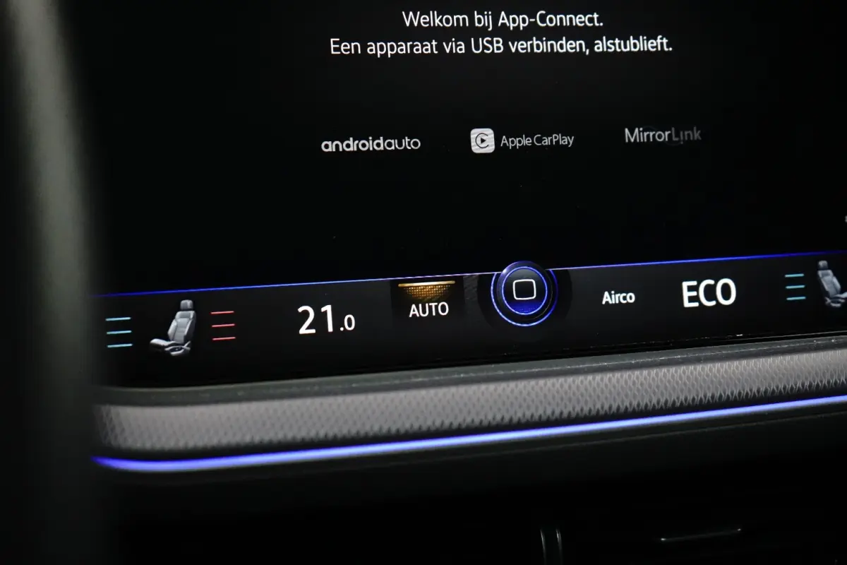 3.0 TSi eHybrid 4MOTION R l Dealeronderhouden l Luchtvering l Pano Dak l Matrix LED l Leder Stoel incl Memory l Elektr. Trekhaak l 21" Suzuka Black l