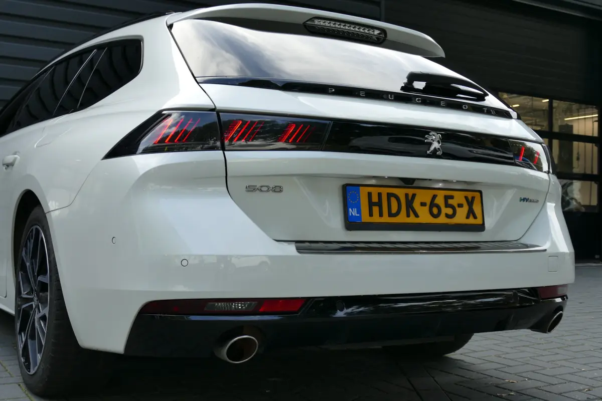 1.6 HYBRID 225PK GT / CAMERA / STOELVERWARMING / PANO.DAK / ALCANTARA / AGR / MASSAGESTOEL / 18"LMV / KEYLESS / FULL-LED / NAVI / CLIMA / PDC / BLUETOOTH / ADAPT. CRUISECONTROL / 2E EIGENAAR
