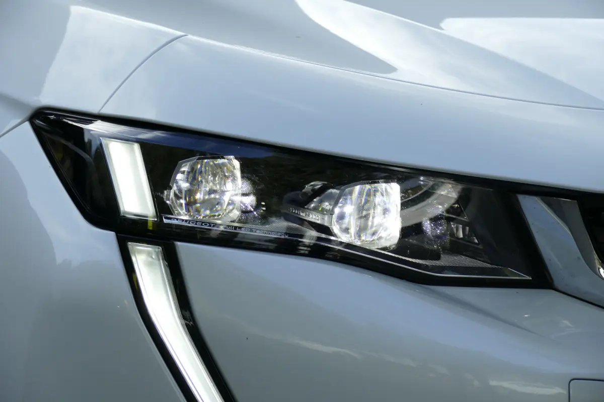 1.6 HYBRID 225PK GT / CAMERA / STOELVERWARMING / PANO.DAK / ALCANTARA / AGR / MASSAGESTOEL / 18"LMV / KEYLESS / FULL-LED / NAVI / CLIMA / PDC / BLUETOOTH / ADAPT. CRUISECONTROL / 2E EIGENAAR