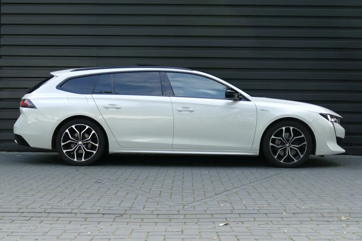 1.6 HYBRID 225PK GT / CAMERA / STOELVERWARMING / PANO.DAK / ALCANTARA / AGR / MASSAGESTOEL / 18"LMV / KEYLESS / FULL-LED / NAVI / CLIMA / PDC / BLUETOOTH / ADAPT. CRUISECONTROL / 2E EIGENAAR