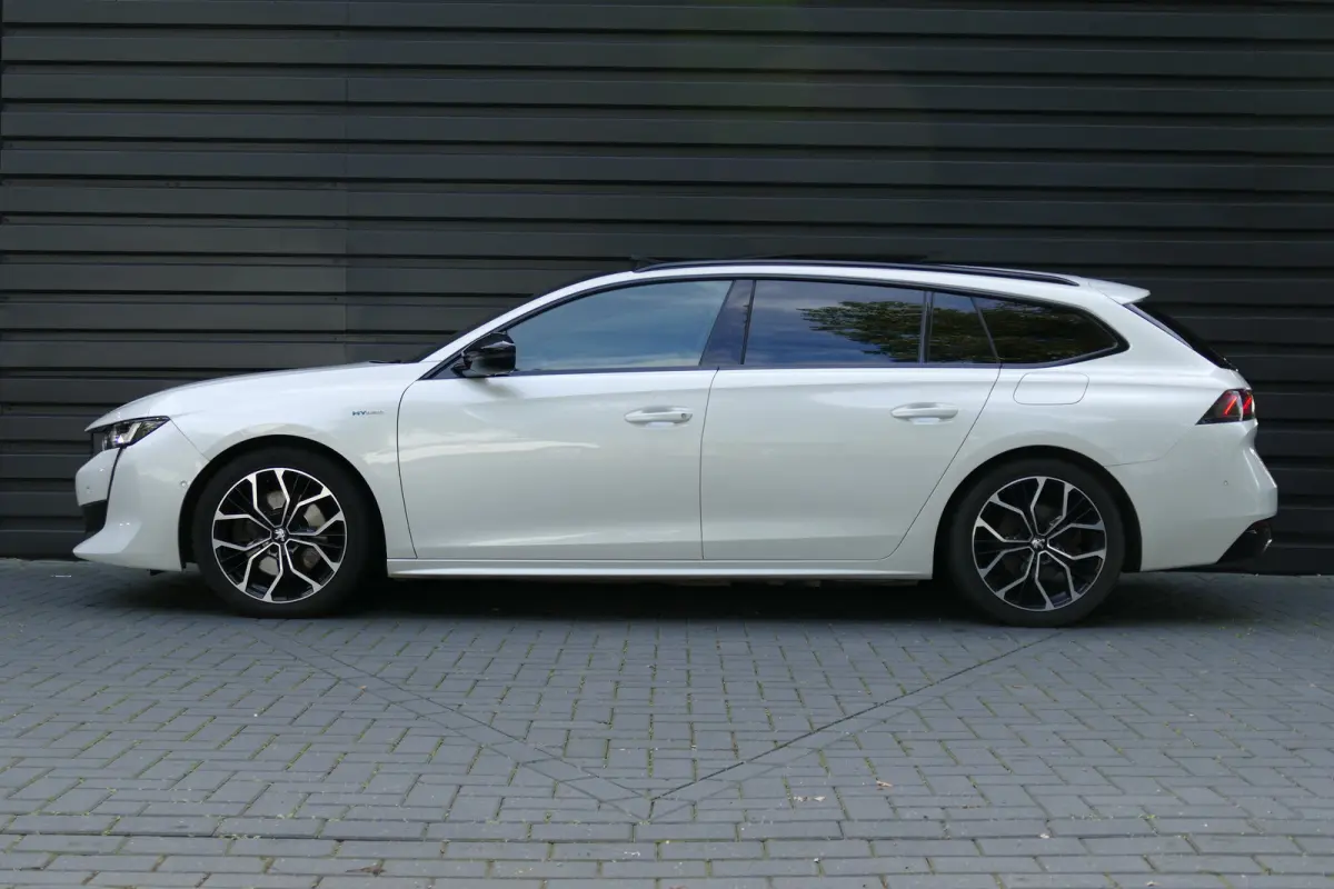 1.6 HYBRID 225PK GT / CAMERA / STOELVERWARMING / PANO.DAK / ALCANTARA / AGR / MASSAGESTOEL / 18"LMV / KEYLESS / FULL-LED / NAVI / CLIMA / PDC / BLUETOOTH / ADAPT. CRUISECONTROL / 2E EIGENAAR